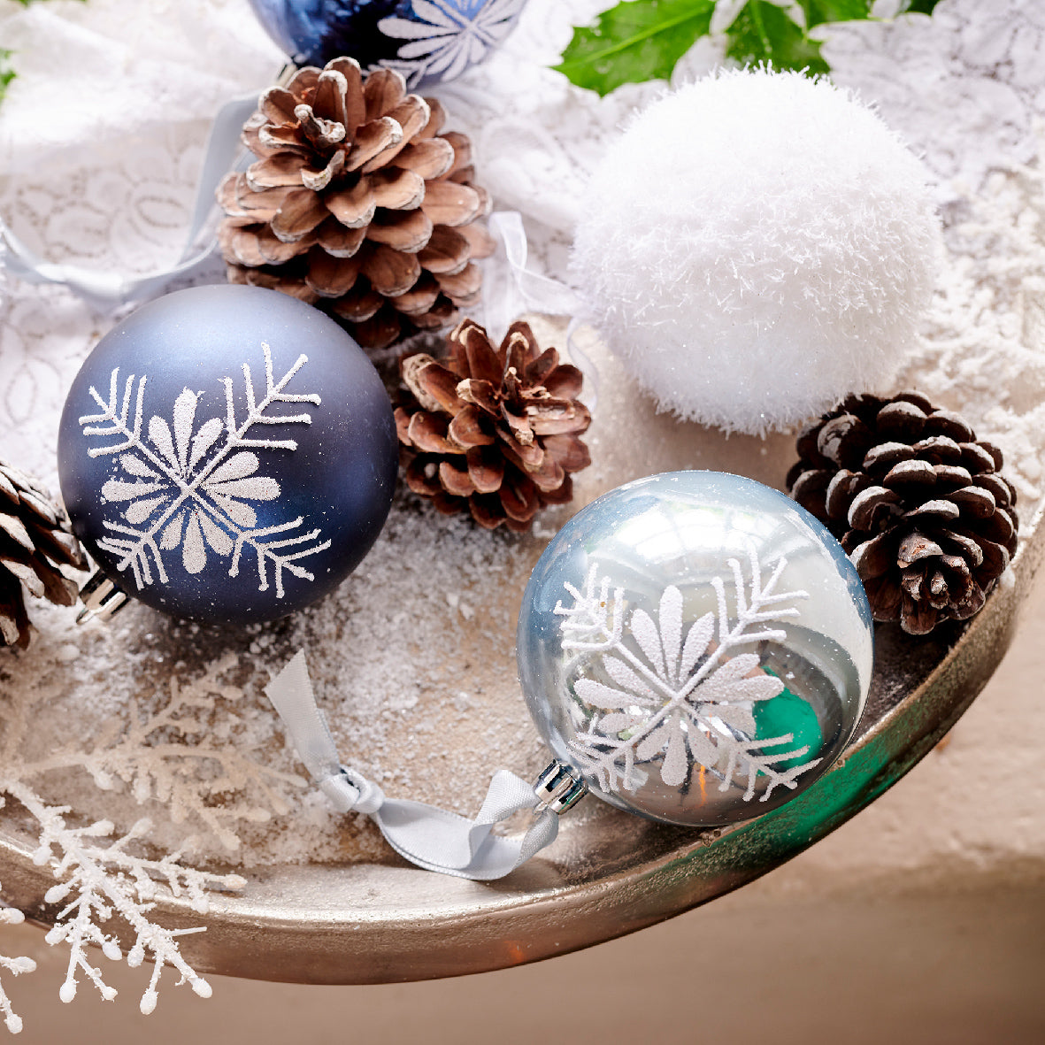 Bola de navidad blanca nevada de foam