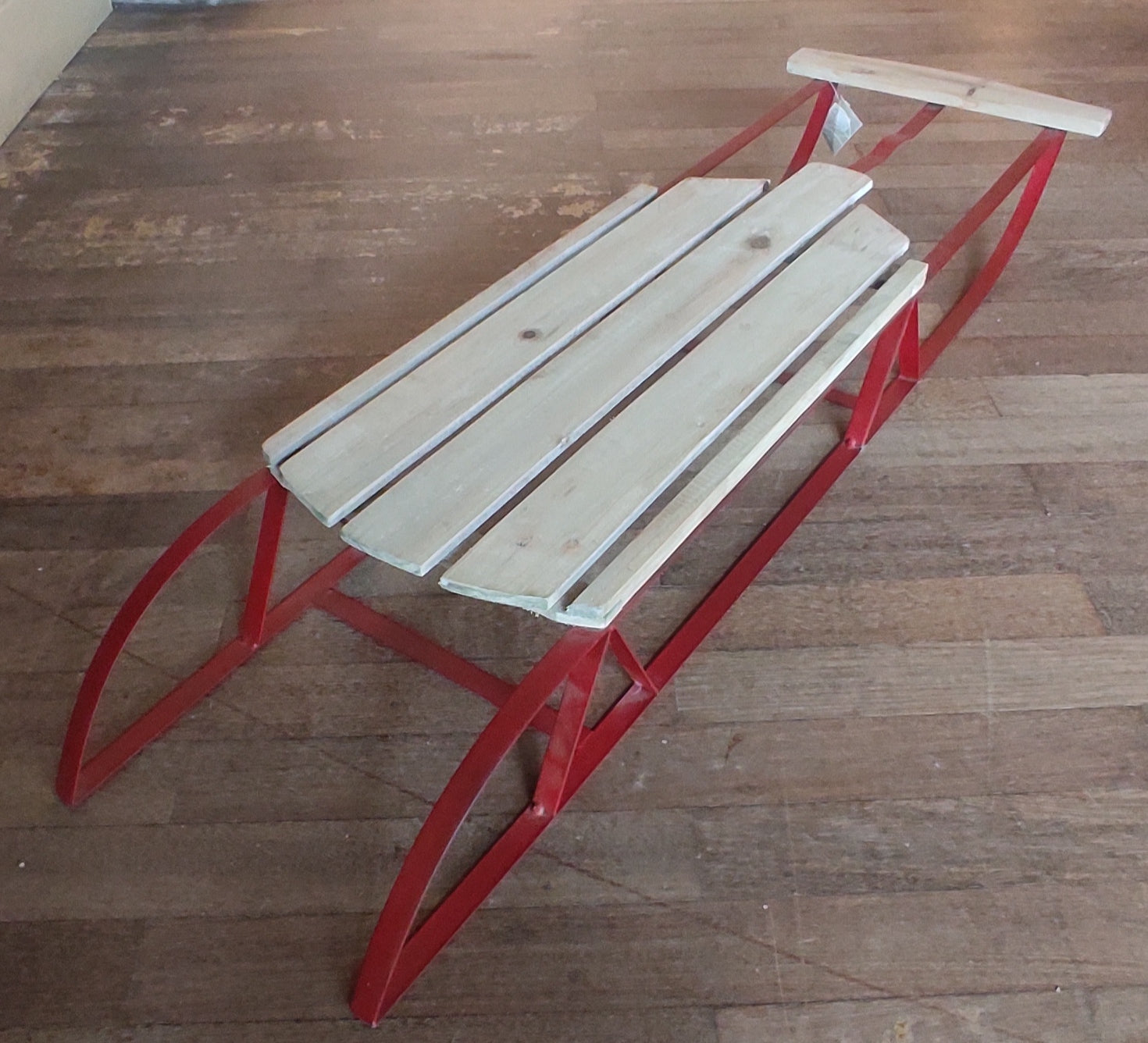 Trineo de nieve decorativo de madera y patas rojo