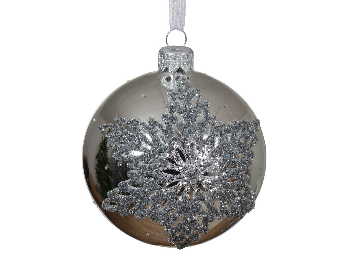 Bola de navidad de cristal plateada con adorno floral