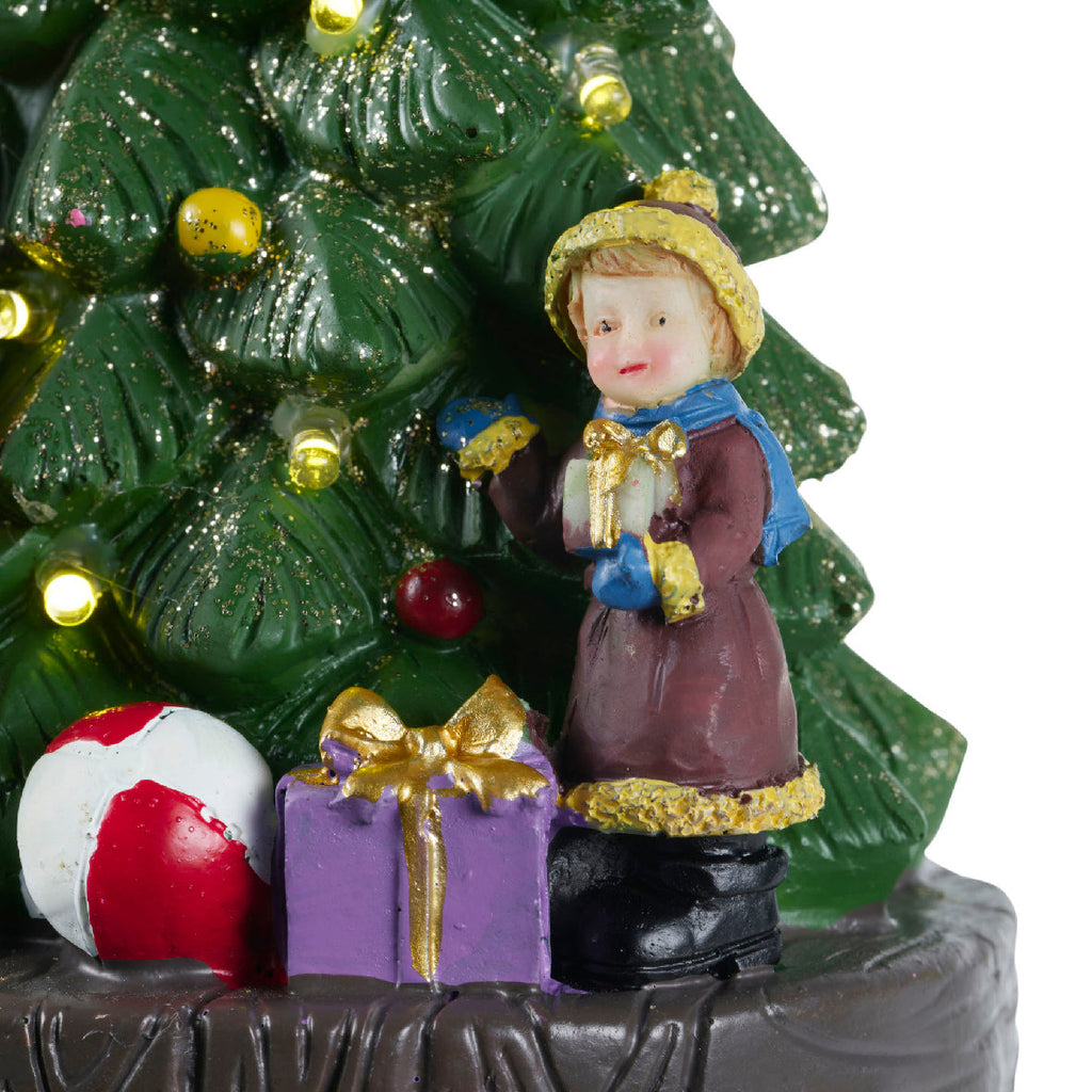 Árbol con decoración navideña y luces