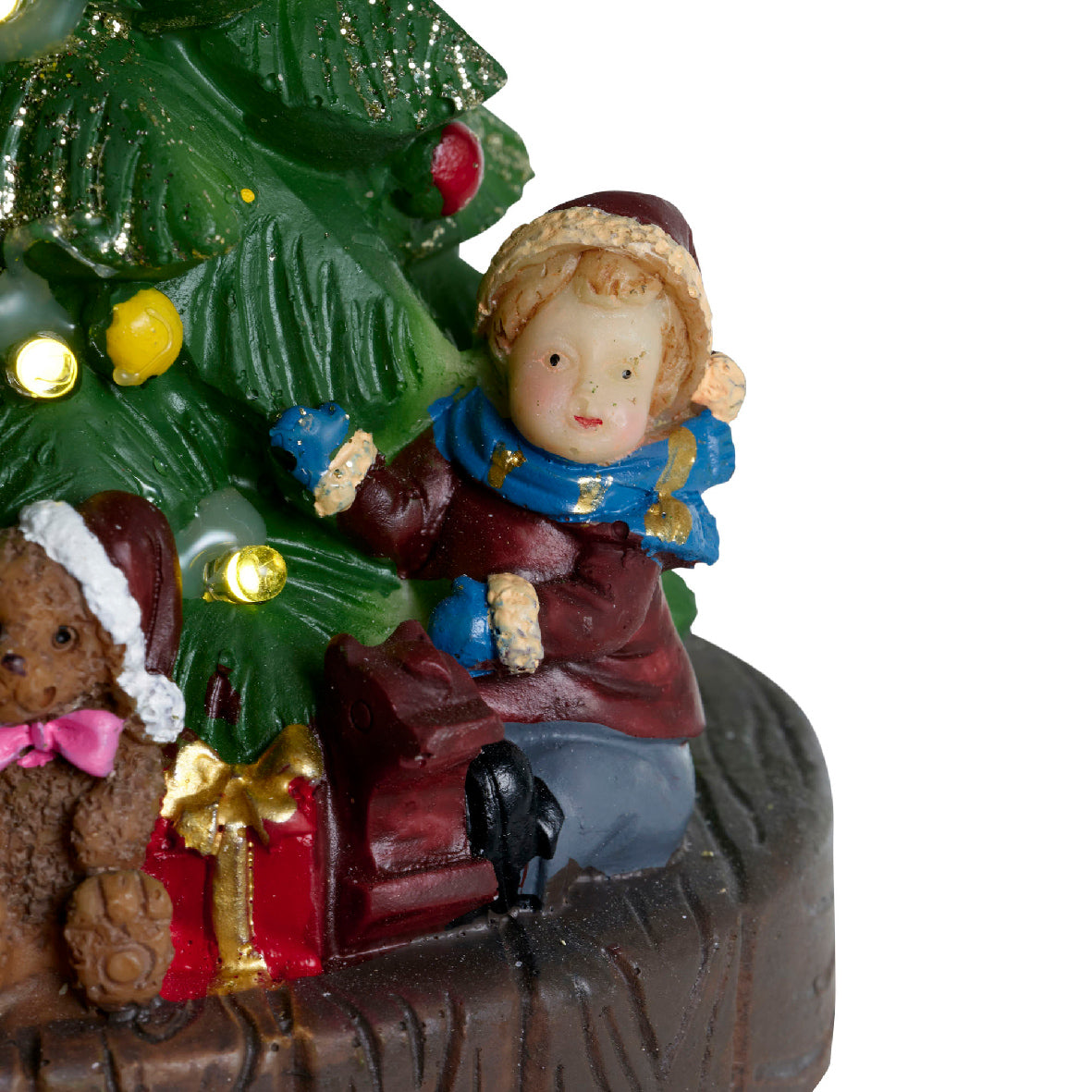 Árbol con decoración navideña y luces