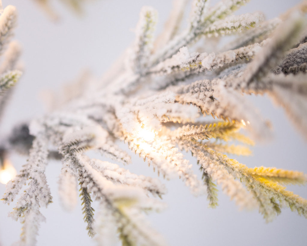 Árbol de navidad LED nevado de 150cm