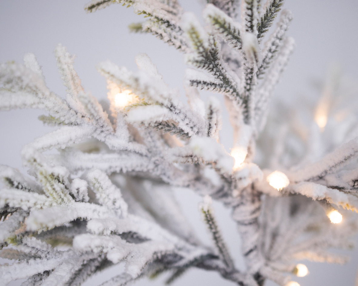 Árbol de navidad LED nevado de 150cm